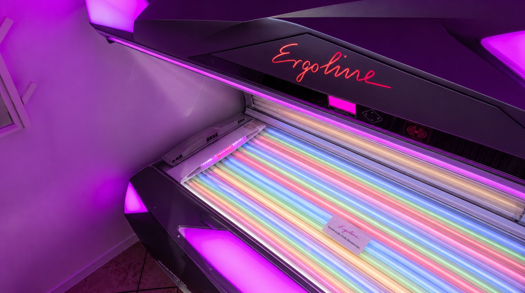 Zbliżenie wielokolorowych lamp pod pokrywą łóżka z logo Ergoline