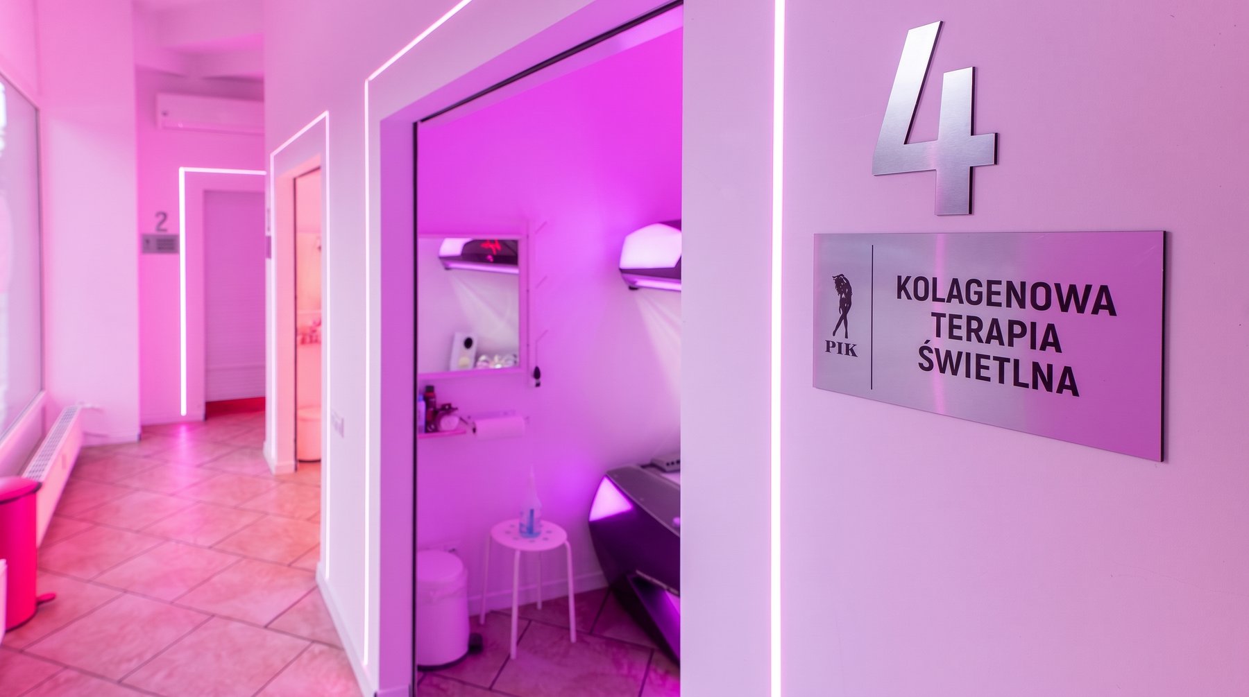 Kabina 4 z tabliczką kolagenowej terapii świetlnej i wózkiem przy łóżku
